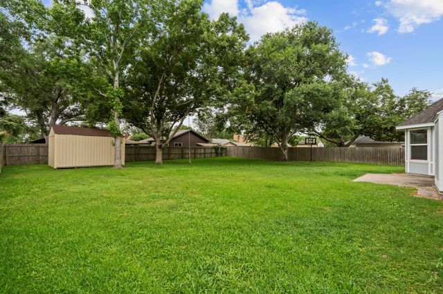 1107 Londonderry Avenue, Friendswood, TX 77546