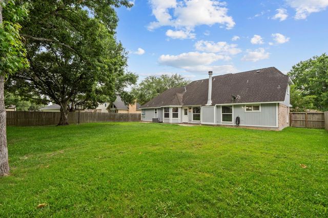 1107 Londonderry Avenue, Friendswood, TX 77546