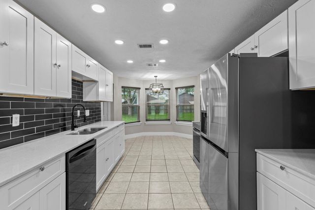 1107 Londonderry Avenue, Friendswood, TX 77546