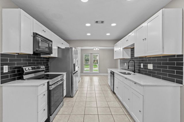 1107 Londonderry Avenue, Friendswood, TX 77546