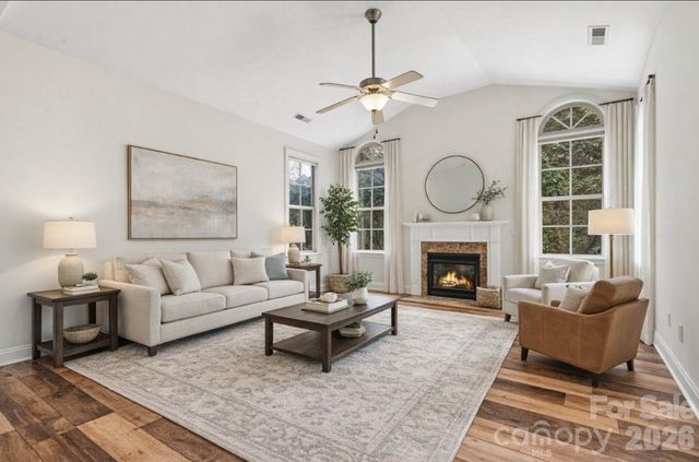 823 Wynnshire Drive B, Hickory, NC 28601