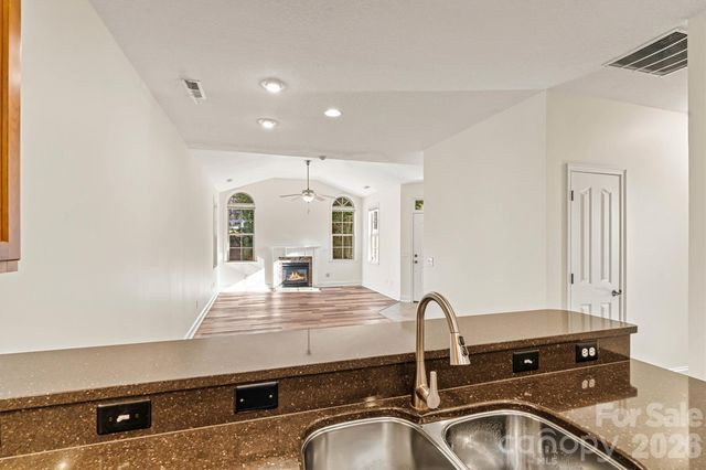 823 Wynnshire Drive B, Hickory, NC 28601