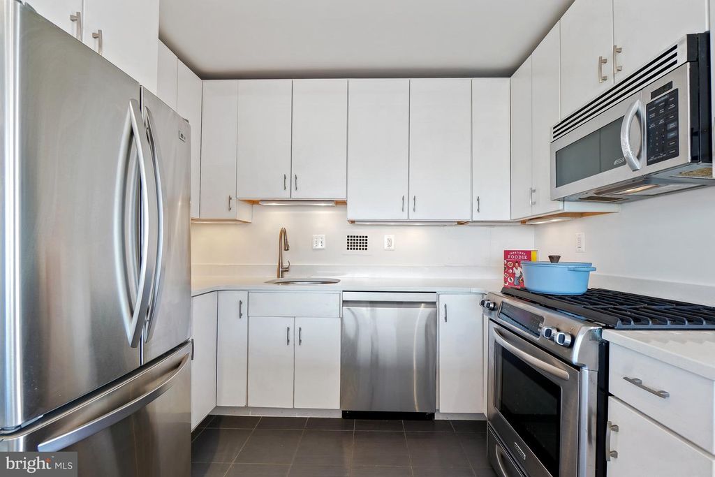 Image 20 of property listing at 5500 FRIENDSHIP BLVD #2017N, Chevy Chase, MD 20815