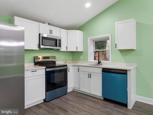 1712 SHENANDOAH RIVER DR, Harpers Ferry, WV 25425