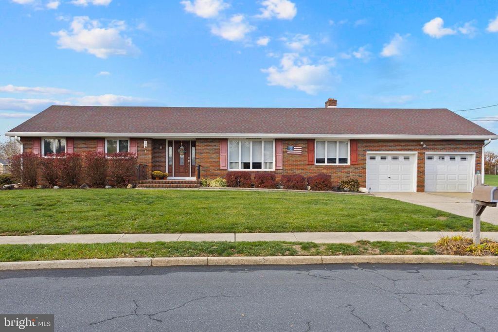 6 DELAWARE DR, Bordentown, NJ 08505