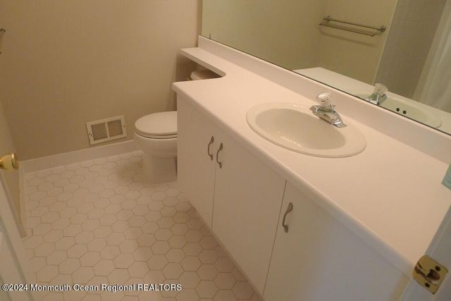 5 Oxford Road, Holmdel, NJ 07733