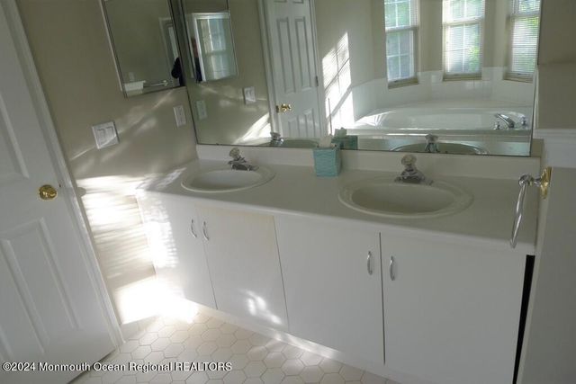 5 Oxford Road, Holmdel, NJ 07733