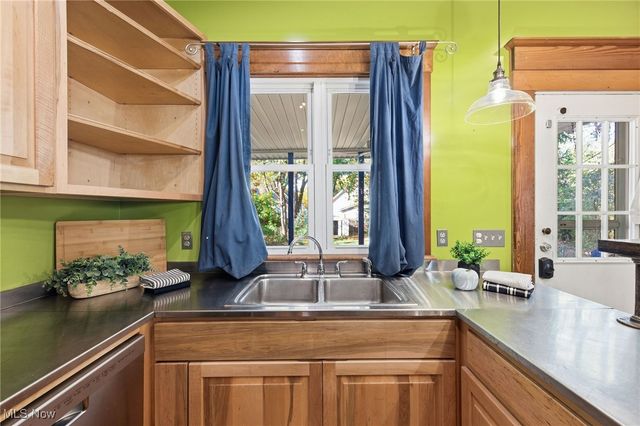 2568 W 10th Street, Cleveland, OH 44113