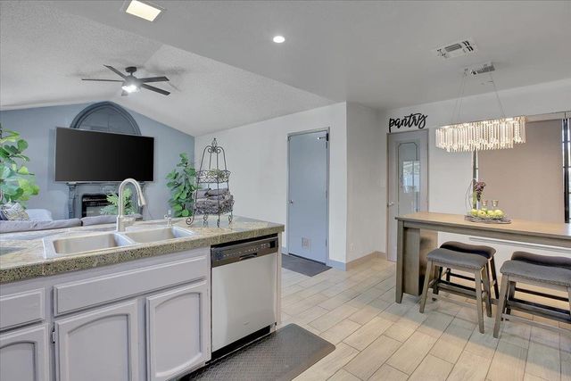 8346 Floxtree Ct, Sacramento, CA 95828