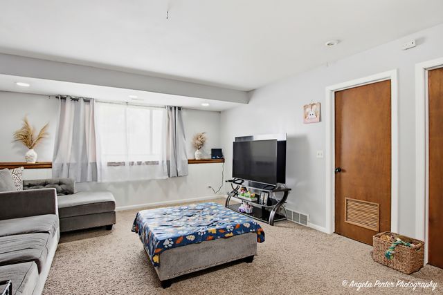 1920 Island Court, Woodstock, IL 60098