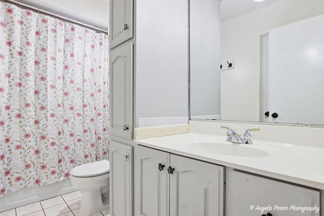 1920 Island Court, Woodstock, IL 60098