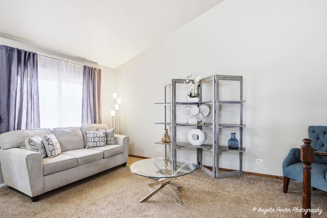 1920 Island Court, Woodstock, IL 60098