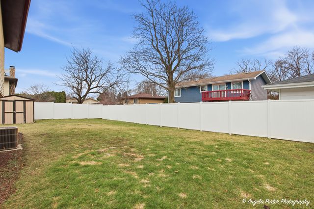 1920 Island Court, Woodstock, IL 60098