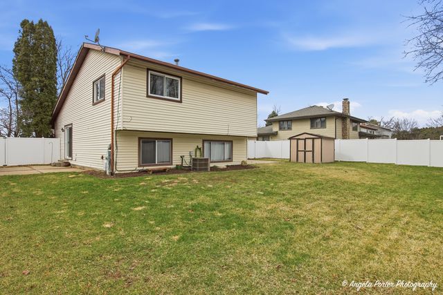 1920 Island Court, Woodstock, IL 60098