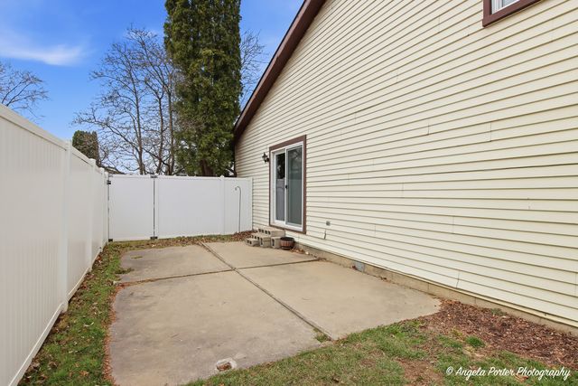 1920 Island Court, Woodstock, IL 60098