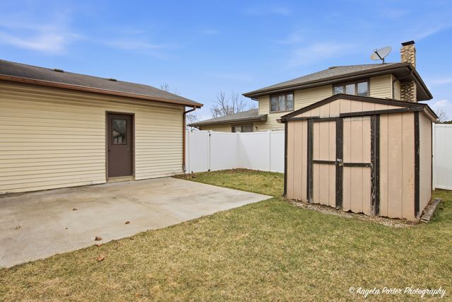 1920 Island Court, Woodstock, IL 60098