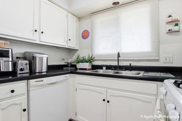 1920 Island Court, Woodstock, IL 60098