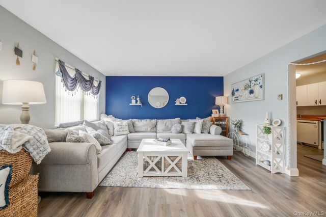 100 Connetquot Avenue 7, East Islip, NY 11730