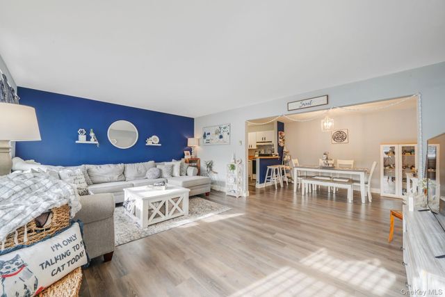 100 Connetquot Avenue 7, East Islip, NY 11730