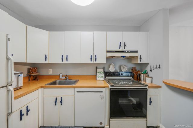 100 Connetquot Avenue 7, East Islip, NY 11730