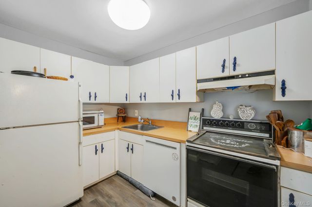 100 Connetquot Avenue 7, East Islip, NY 11730