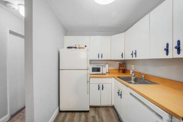 100 Connetquot Avenue 7, East Islip, NY 11730