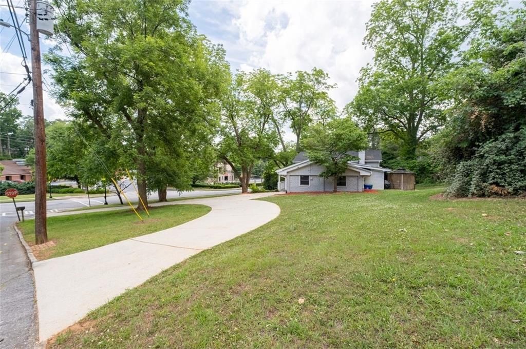 Image 13 of property listing at 2842 Briarcliff Road NE, Atlanta, GA 30329