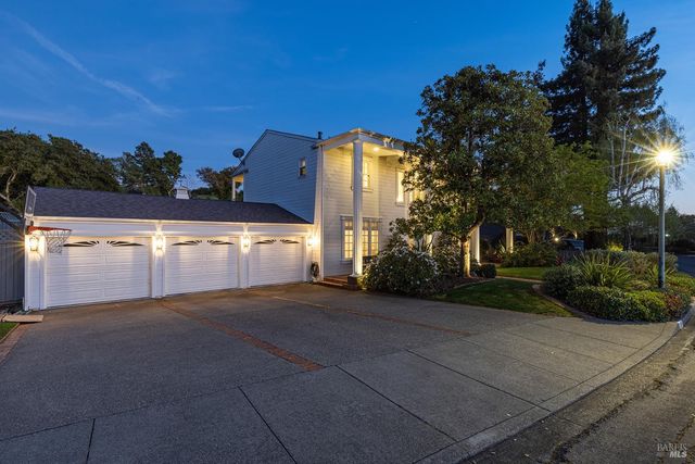 389 Saint Andrews Dr, Napa, CA 94558