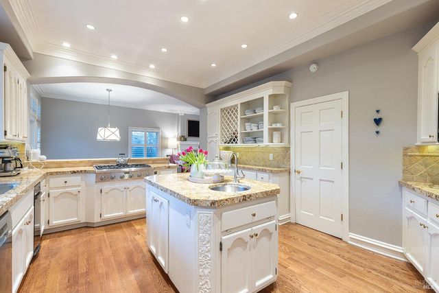 389 Saint Andrews Dr, Napa, CA 94558