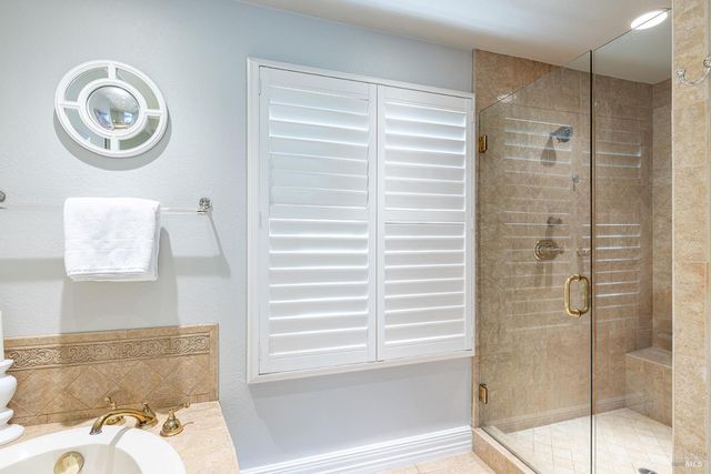 389 Saint Andrews Dr, Napa, CA 94558