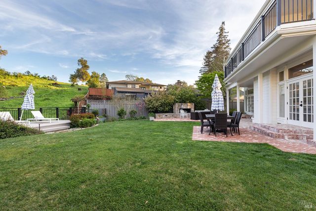 389 Saint Andrews Dr, Napa, CA 94558