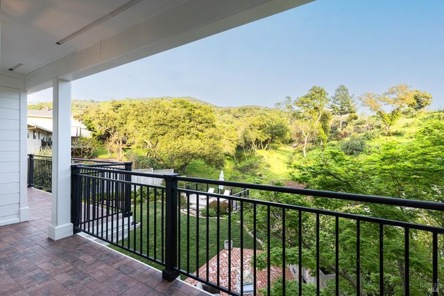 389 Saint Andrews Dr, Napa, CA 94558