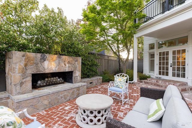 389 Saint Andrews Dr, Napa, CA 94558