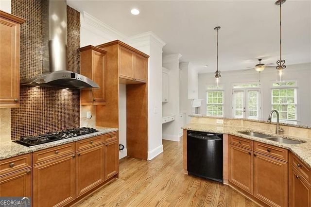 956 Persimmon Point NE, Sandy Springs, GA 30328