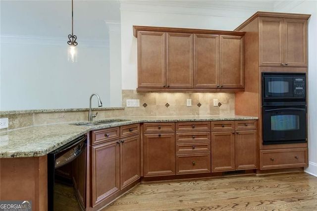 956 Persimmon Point NE, Sandy Springs, GA 30328