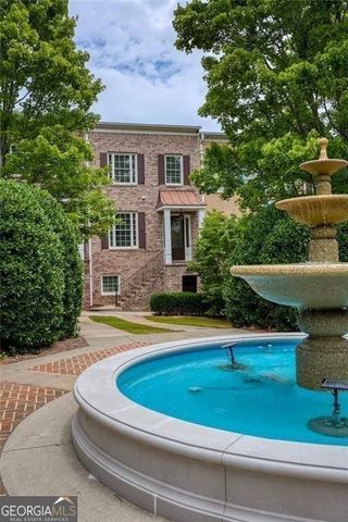 956 Persimmon Point NE, Sandy Springs, GA 30328