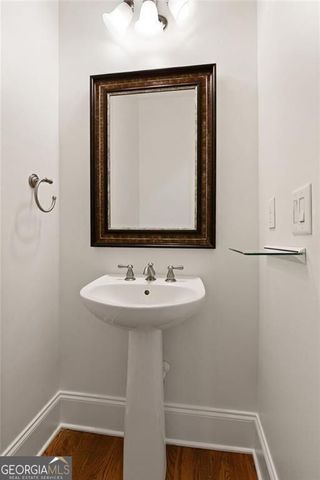 956 Persimmon Point NE, Sandy Springs, GA 30328