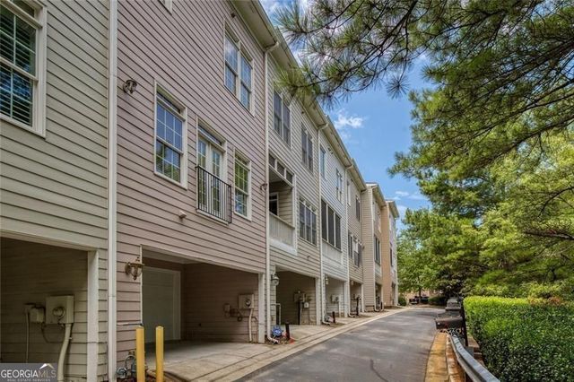 956 Persimmon Point NE, Sandy Springs, GA 30328