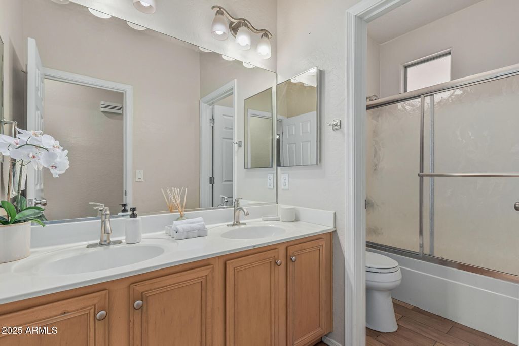 Image 18 of property listing at 240 W BROOKS Street, Gilbert, AZ 85233