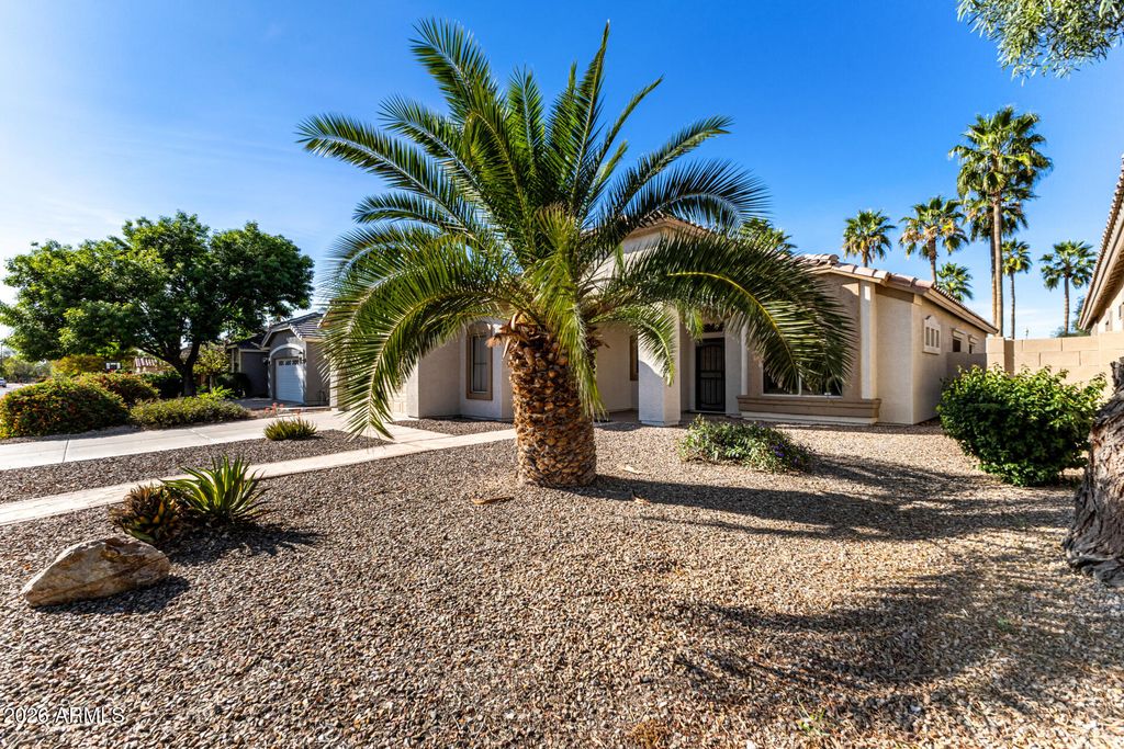 Image 3 of property listing at 240 W BROOKS Street, Gilbert, AZ 85233