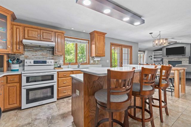 1364 WHIPPLETREE LANE, Neenah, WI 54956