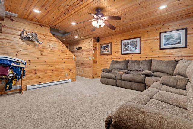 1364 WHIPPLETREE LANE, Neenah, WI 54956