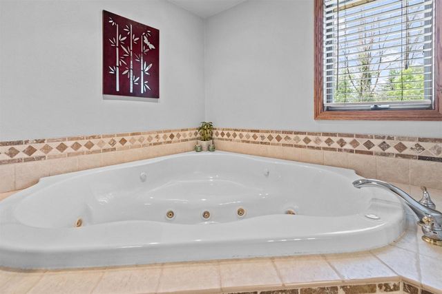 1364 WHIPPLETREE LANE, Neenah, WI 54956