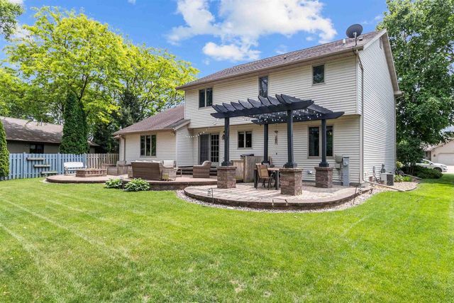 1364 WHIPPLETREE LANE, Neenah, WI 54956
