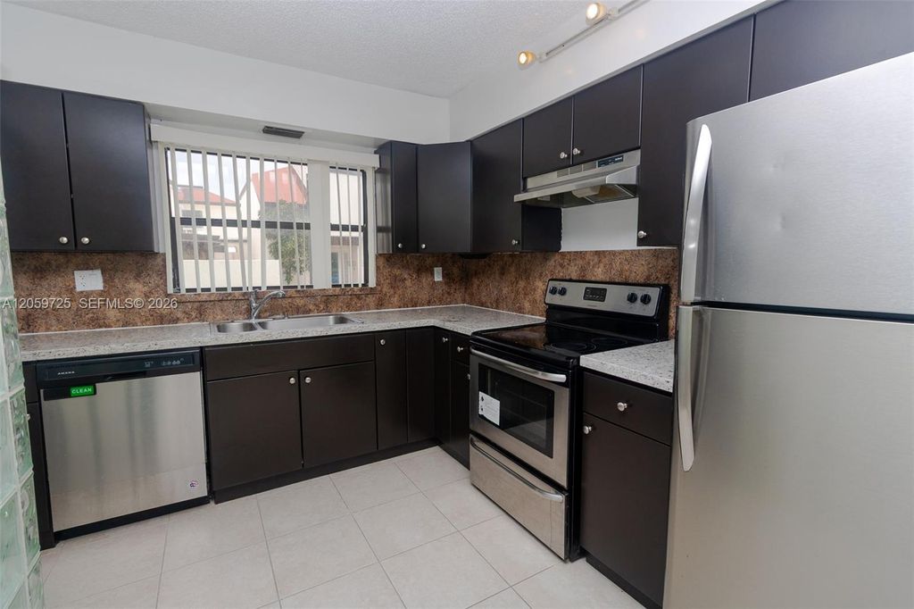 10085 NW 6th Terrace, Miami, FL 33172