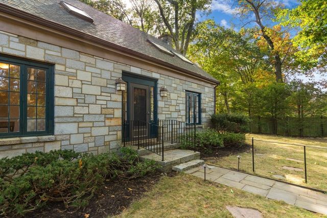 119 Cross Ln, Beverly, MA 01915