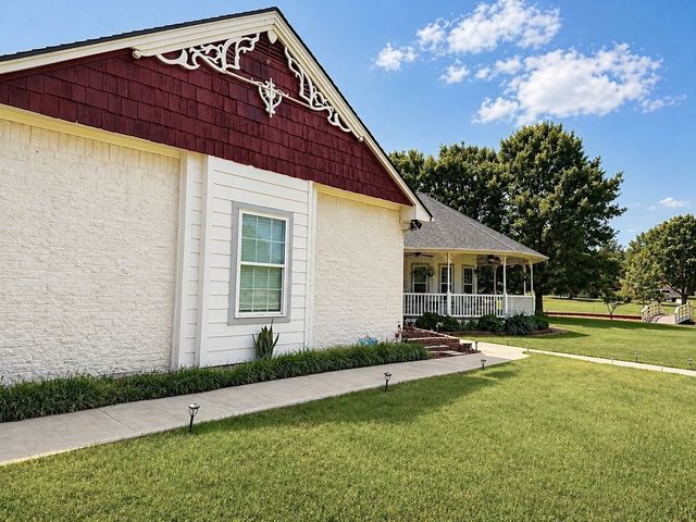 102 Palmer Dr., Comanche, TX 76442