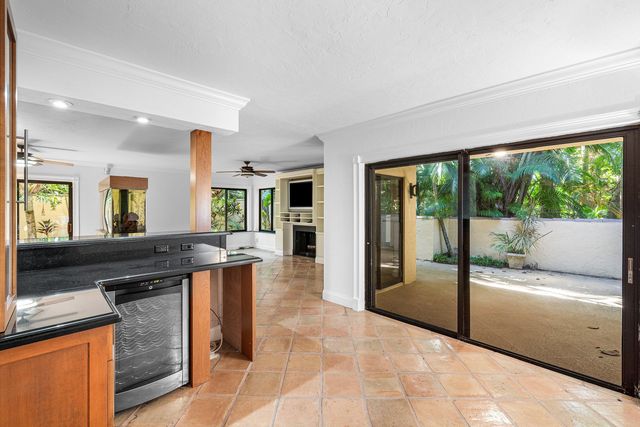 16 Via Lago, Boynton Beach, FL 33435