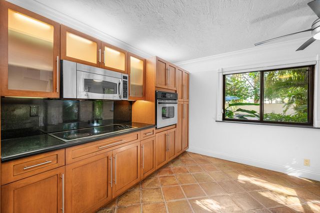 16 Via Lago, Boynton Beach, FL 33435