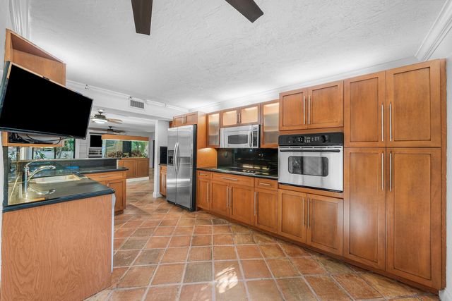 16 Via Lago, Boynton Beach, FL 33435
